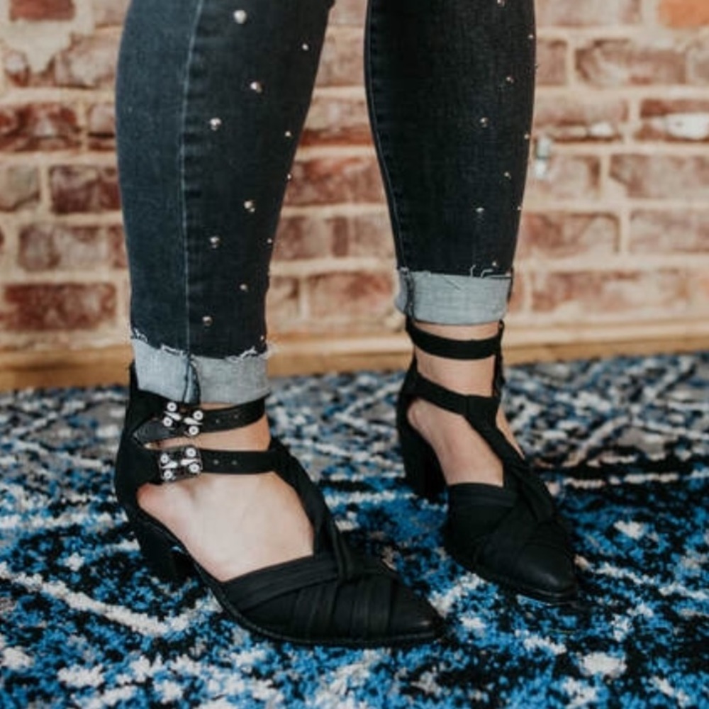 🎉2x HP🎉 FREE PEOPLE Canosa Cut Out Bootie